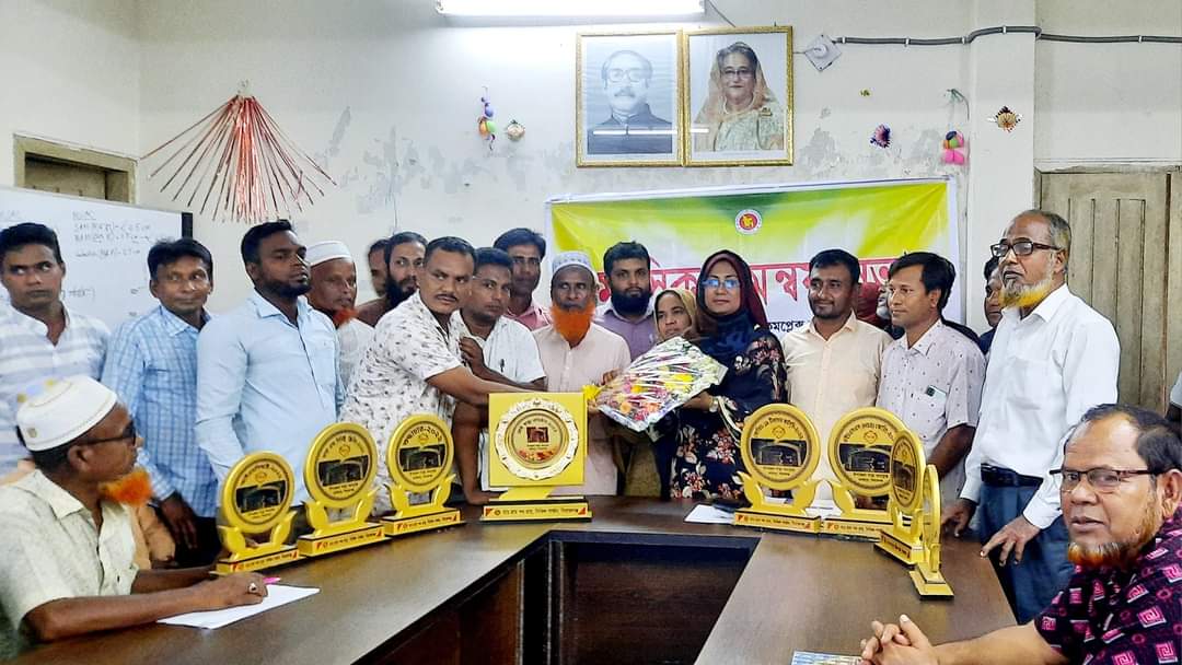 জেলা পর্যায়ে কাজিপুর উপজেলা স্বাস্থ্য কম্পলেক্স এর প্রথম স্থান অর্জনে উপজেলা স্বাস্থ্য ও পরিবার পরিকল্পনা কর্মকর্তা কে স্বাস্থ্য সহকারী দের অভিবাদন