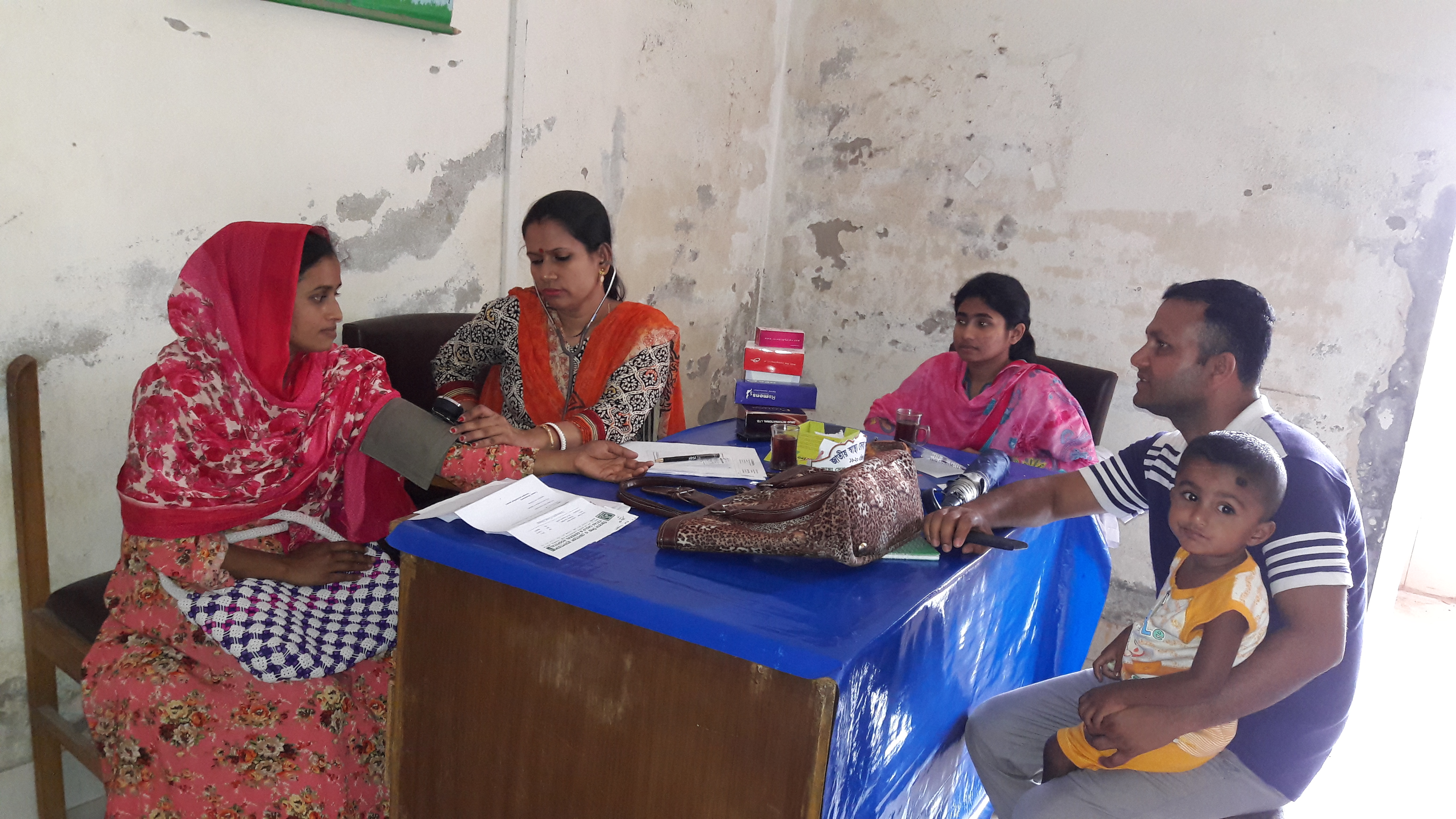 স্বাস্থ্য সেবা সপ্তাহের চিকিৎসা সেবার ছবি