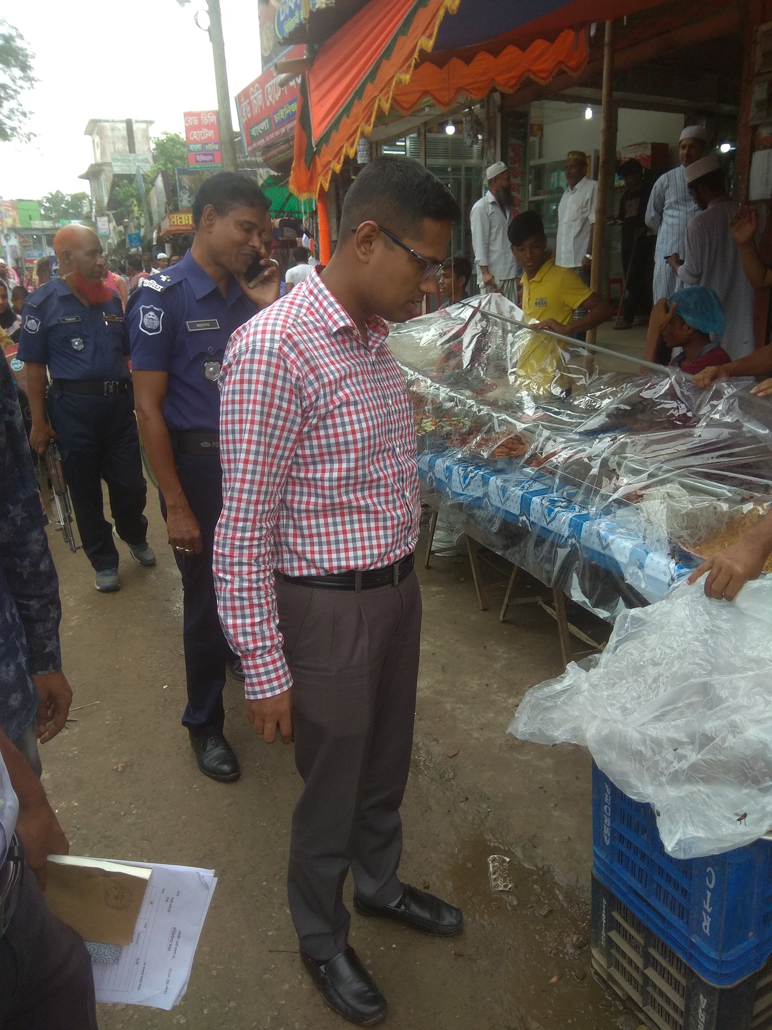 ★ মোবাইল কোর্ট। ★ তারিখ: ২৮/০৫/২০১৮। ★ এক্সিকিউটিভ ম্যাজিস্ট্রেট ও সহকারী কমিশনার মোঃ রায়হান মেহেবুব। ★ প্রসিকিউটর: মোঃ খালেদ মাহমুদ। (স্যানিটারী ইন্সপেক্টর ও ফুড সেফটি ইন্সপেক্টর) ★ আইন-শৃঙ্খলায়: মুরাদনগর পুলিশ প্রশাসন।