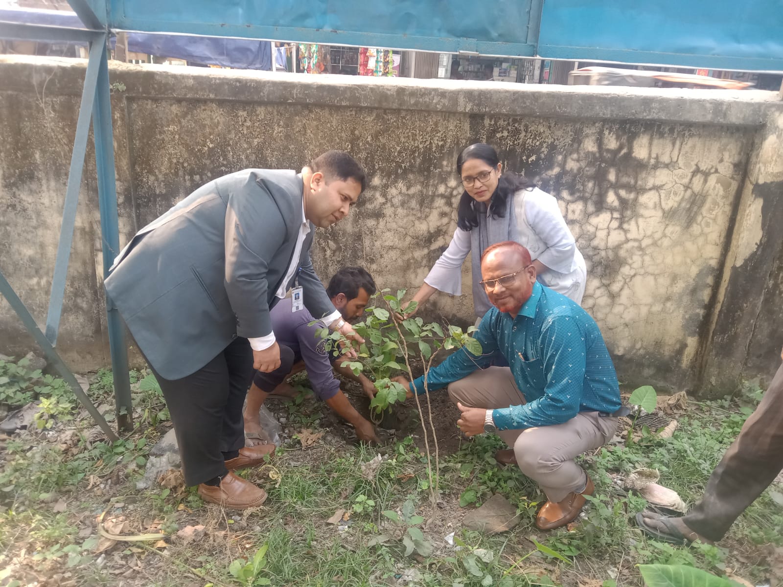 বাগানে বৃক্ষ রোপণ, উপজেলা স্বাস্থ্য কমপ্লেক্স, নওগাঁ সদর, নওগাঁ