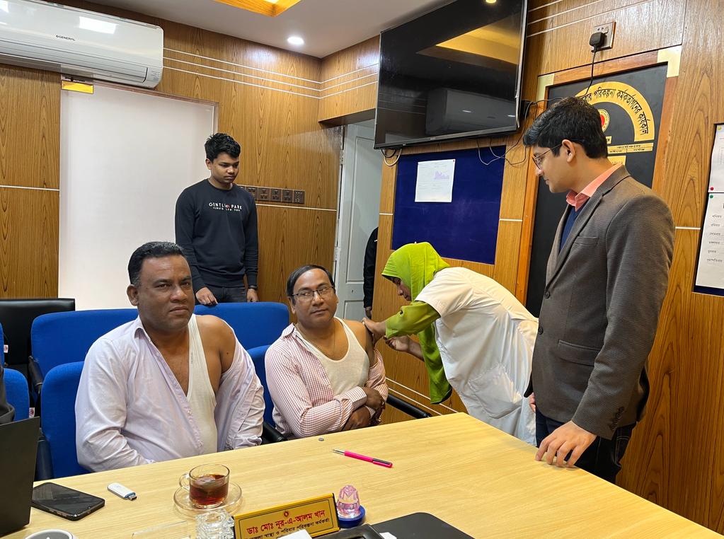 পাকুন্দিয়া উপজেলা স্বাস্থ্য কমপ্লেক্সে কোভিড এর চতুর্থ ডোজ ভ্যাক্সিন নিচ্ছেন উপজেলা প্রাণিসম্পদ কর্মকর্তা ডাঃ মোঃ আনোয়ার হোসেন ও উপজেলা মহিলা বিষয়ক অফিসার স্বপন কুমার দত্ত