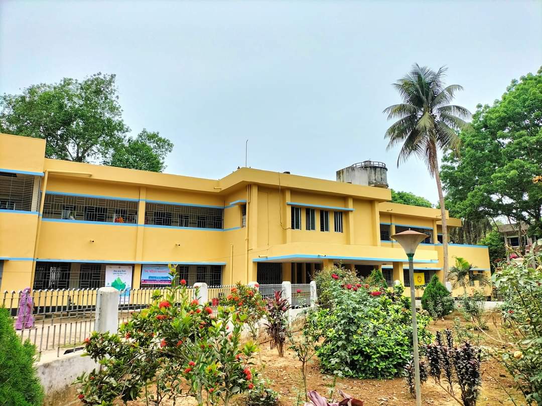 বাগান সহ হাসপাতালের ছছবি