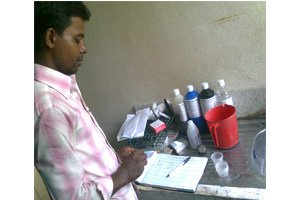 যক্ষ্মা রোগীর কফ স্মিয়ার তৈরির দৃশ্য