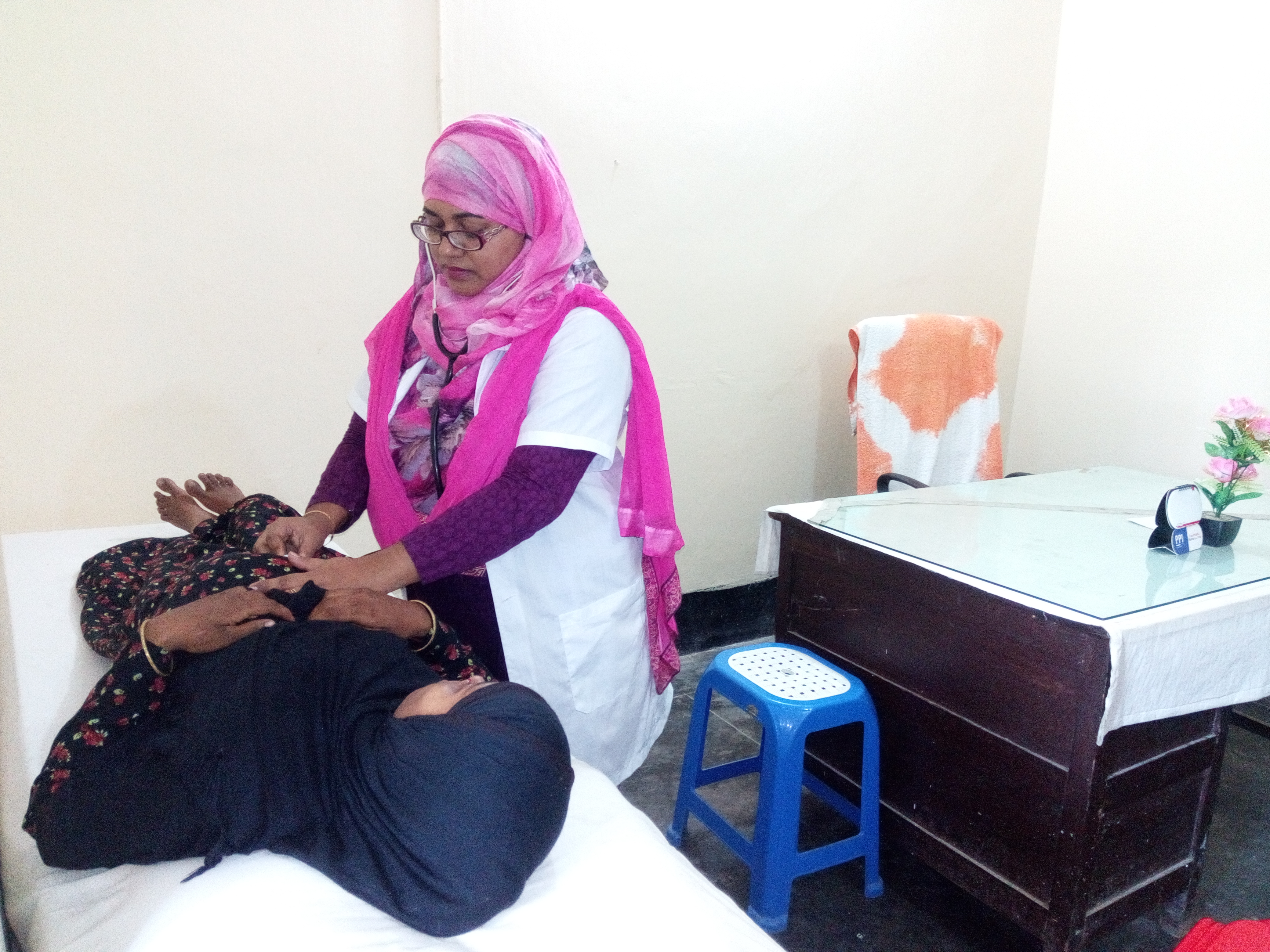 জুনিয়র কনসালটেন্ট গর্ভবাতী মাকে চিকিৎসা দিচ্ছেন।