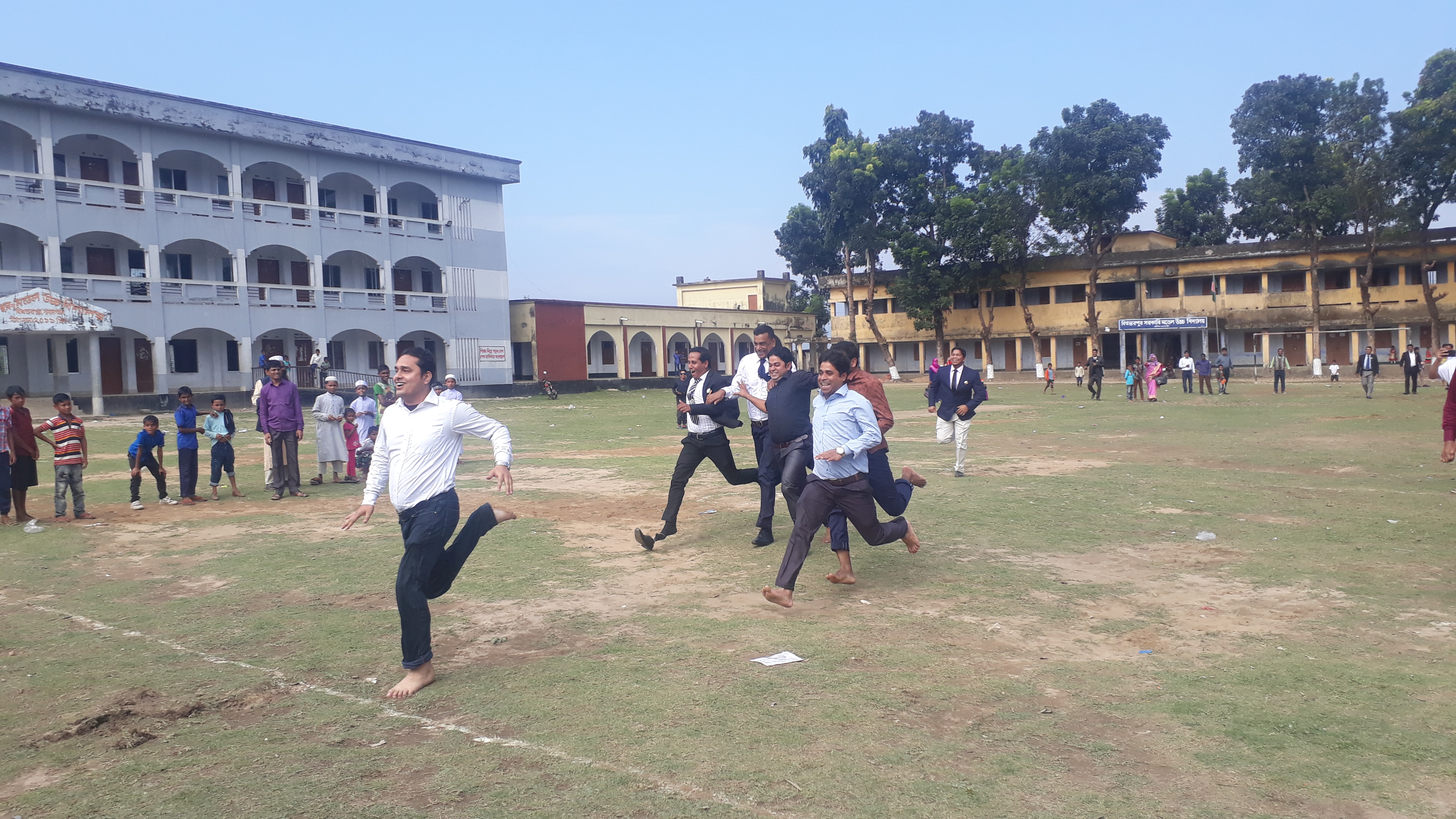 ১৬ ই ডিসেম্বর ২০১৮ উপলক্ষে বিশ্বম্ভরপুর সরকারি মডেল উচ্চ বিদ্যালয়ের মাঠে কর্মকর্তাগণের দৌড় প্রতিযোগীতায় উপজেলা স্বাস্থ্য কমপ্লেক্স বিশ্বম্ভরপুর এর, ডাঃ স্বপন কুমার পাল ১ম ও ডাঃ আক্তারুজ্জামান আকন্দ স্যার ২য় হওয়ায় স্যারদেরকে অভিনন্দন।