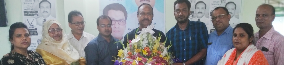 কর্মকর্তা ও কর্মচারী বৃন্দের উপস্থিতিতে মাননীয় এমপি মহোদয় কে ফুল দিয়ে বরণ