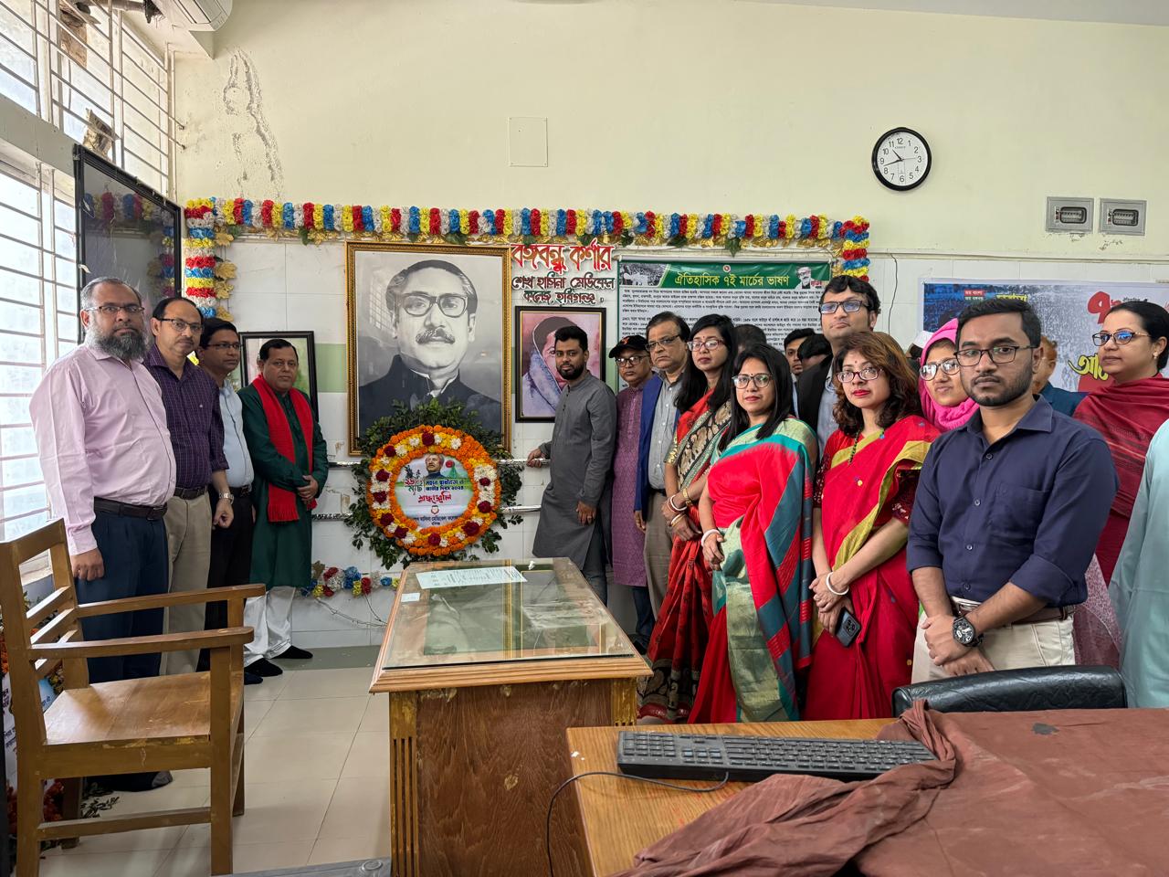 বঙ্গবন্ধুর প্রতিকৃতিতে পুষ্পস্তবক