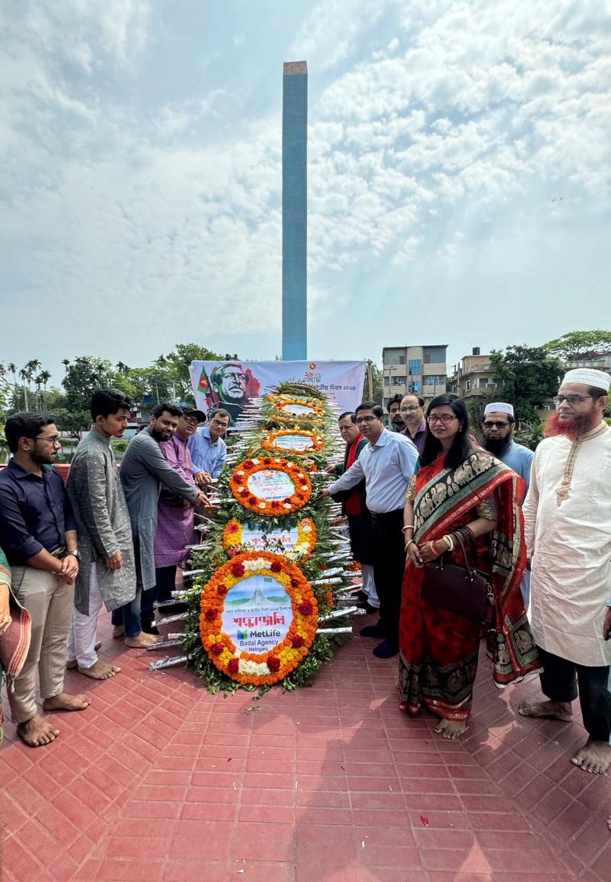 স্বাধীনতা স্তম্ভে পুষ্পস্তবক ১