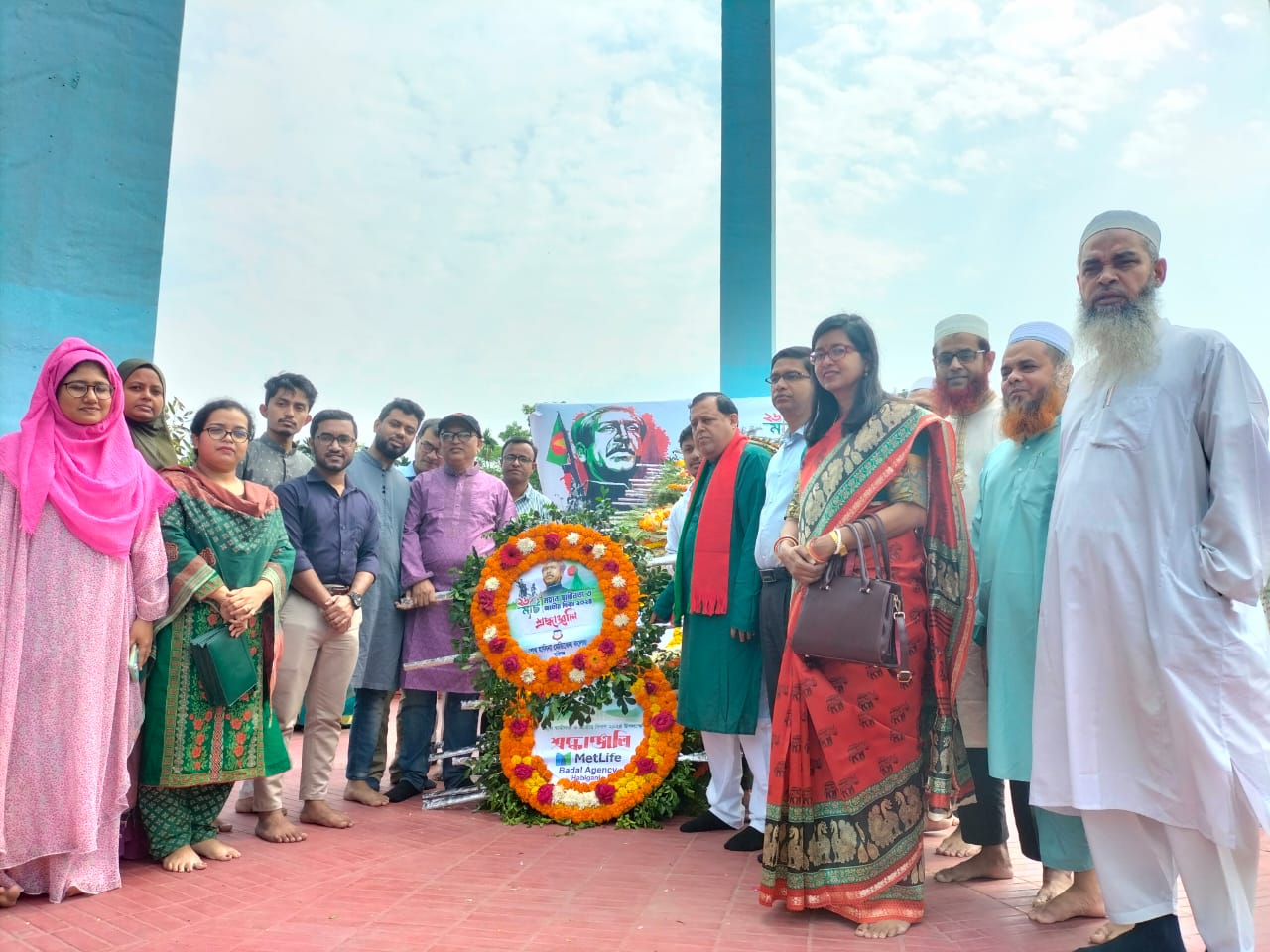 স্বাধীনতা স্তম্ভে পুষ্পস্তবক ২