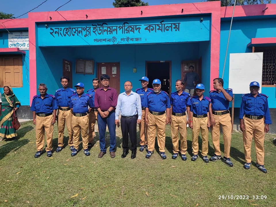 পলাশবাড়ী নবাগত উপজেলা নির্বাহী অফিসার জনাব মোঃ কামরুল হাসান মহোদয়ের সাথে হোসেনপুর ইউনিয়ন পরিষদের চেয়ারম্যান ও গ্রাম পুলিশ সদস্য......