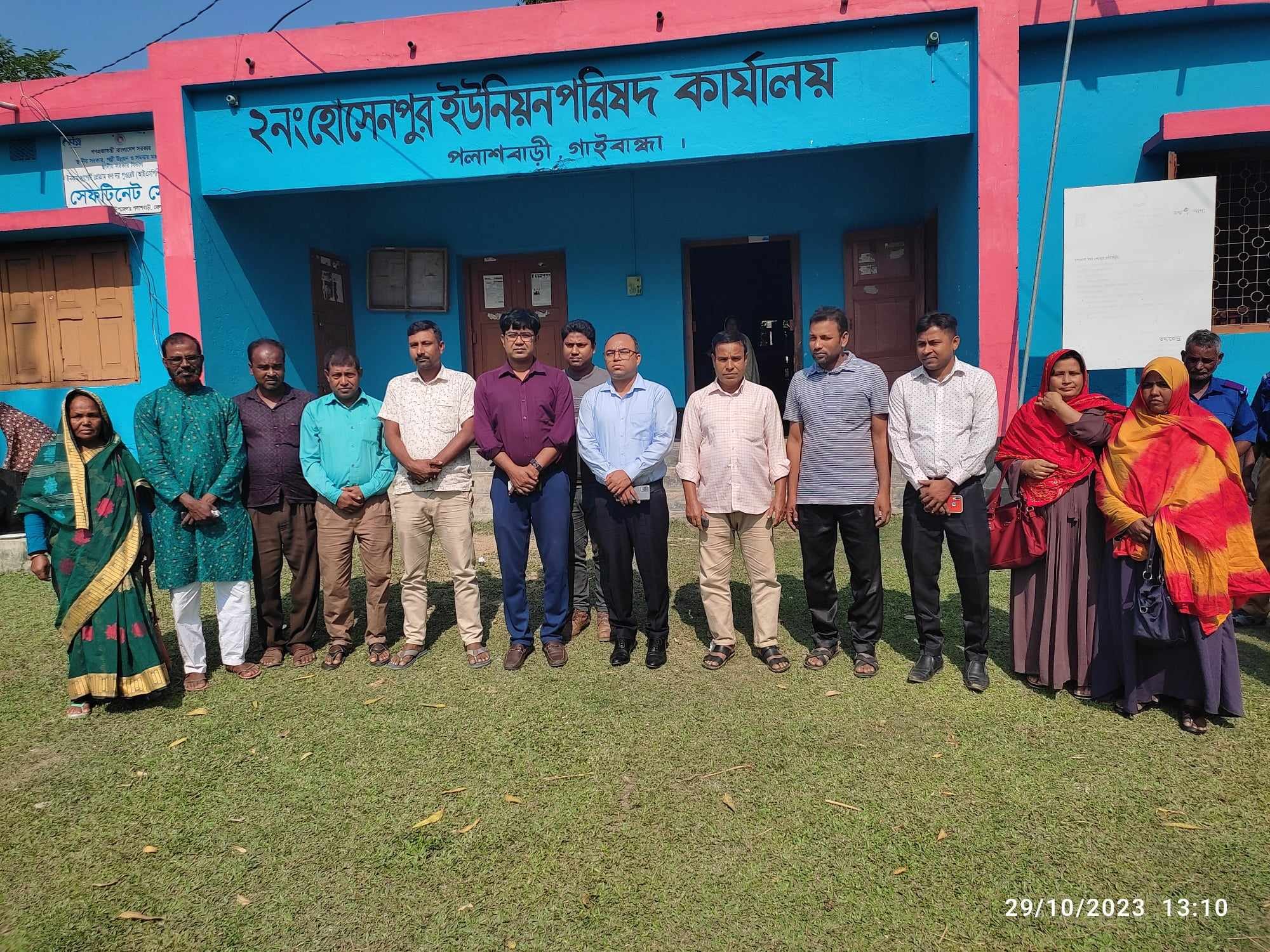 পলাশবাড়ী নবাগত উপজেলা নির্বাহী অফিসার মহোদয়ের সাথে হোসেনপুর ইউনিয়ন পরিষদের চেয়ারম্যান, সচিব, হিসাব সহকারী, সদস্য, সদস্যাবৃন্দ।