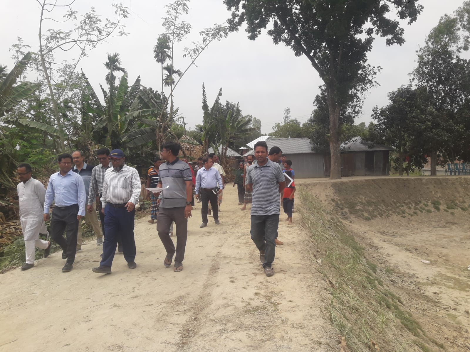 মেরীরহাট মাদ্রাসা হতে হোসেনপুর ইউনিয়ন পরিষদে যাওয়ার রাস্তার সংস্কার কাজ পরিদর্শন করলেন দূর্যোগ ও ত্রাণ মন্ত্রণালয়ের সচিবসহ পলাশবাড়ী উপজেলা নির্বাহী কর্মকর্তা মহোদয়........ 