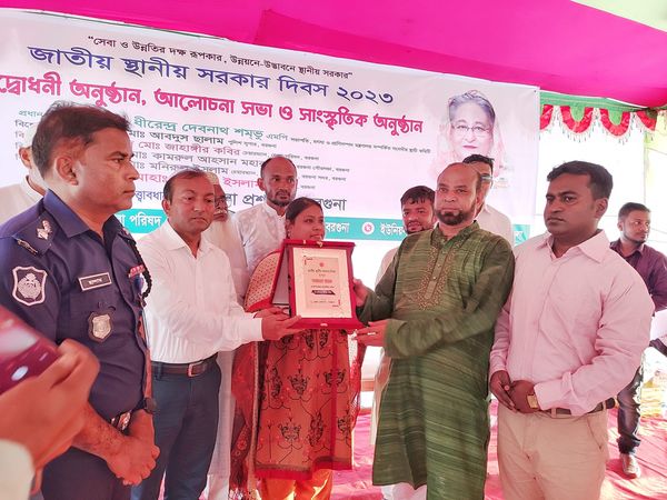 জাতীয় স্থানীয় সরকার দিবসে বেতাগী উপজেলার শ্রেষ্ঠ ইউনিয়ন হিসাবে জেলা প্রশাসন হইতে পুরস্কার গ্রহণ