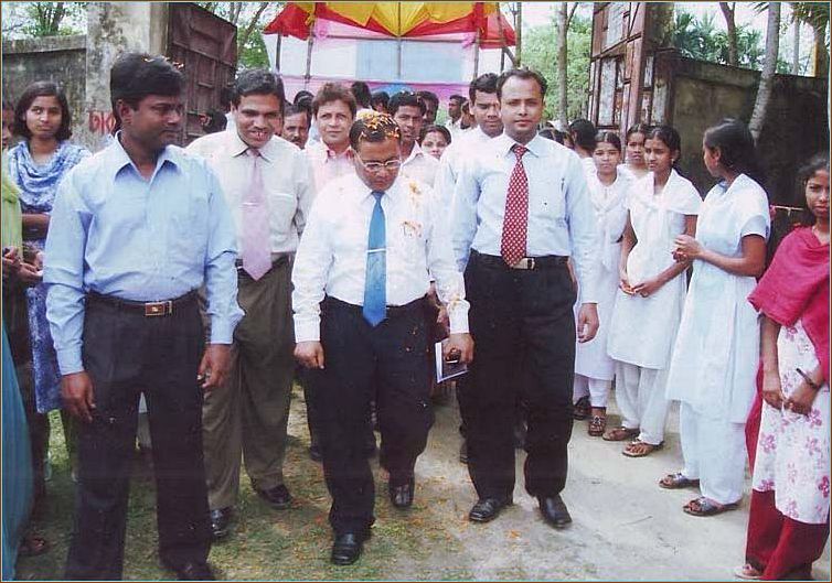 বিভিন্ন সময়ে কলেজে আগত অতিথিবৃন্দের সাথে অধ্যক্ষ, অধ্যাপক , কর্মচারী ও ছা্ত্রীদের একাংশ ।