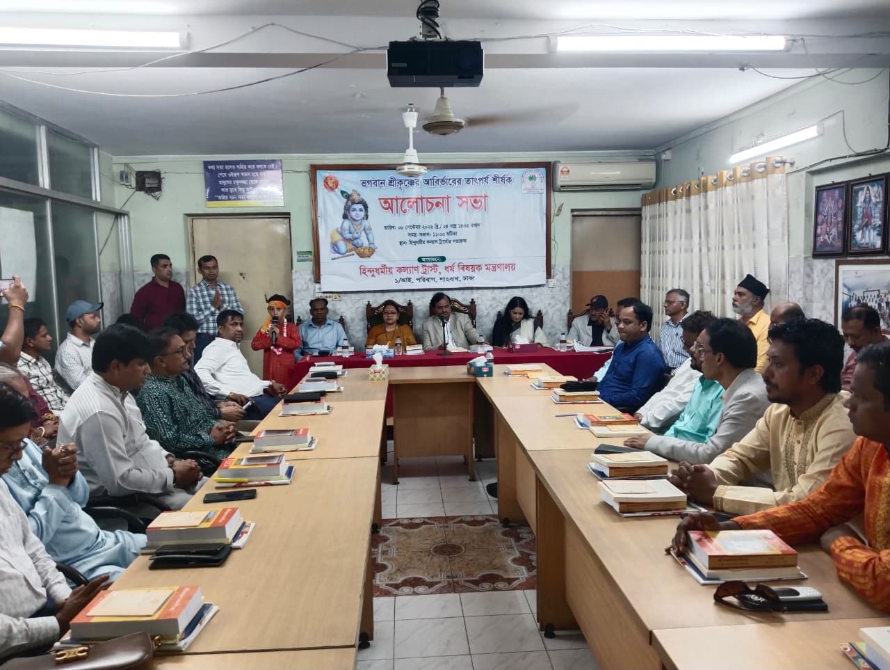 ট্রাস্ট আয়োজিত অনুষ্ঠানে মাননীয় প্রধানমন্ত্রীর বিশেষ সহকারী শ্রী বিজন কান্তি সরকার ও সিনিয়র ভাইস-চেয়ারম্যানদ্বয়, ভাইস-চেয়ারম্যান এবং সম্মানিত ট্রাস্টিগণ।