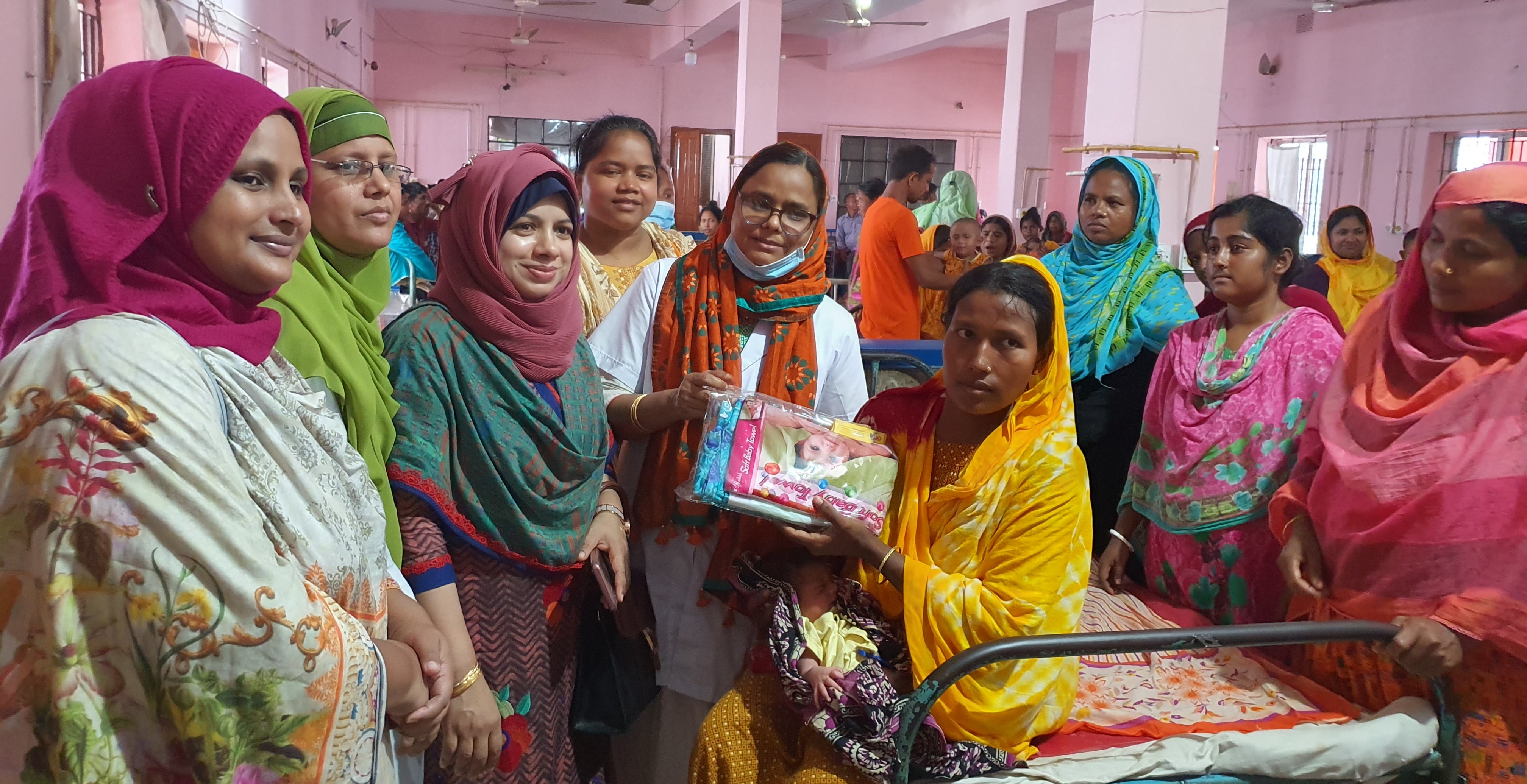 নরমাল ডেলিভারিতে উৎসাহিতকরণ গিফট প্যাকেজ প্রদান