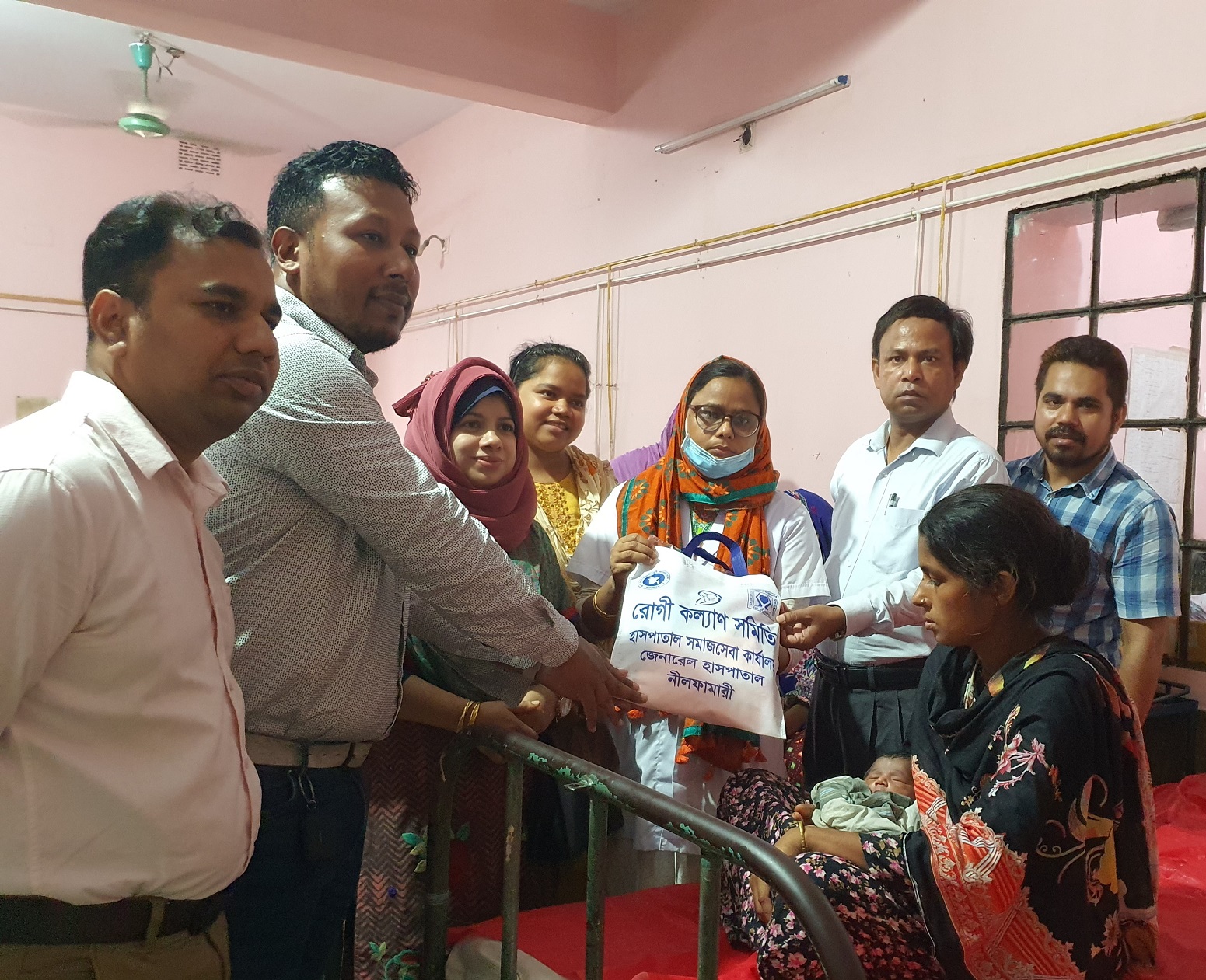 নরমাল ডেলিভারিতে উৎসাহিতকরণ গিফট প্যাকেজ প্রদান