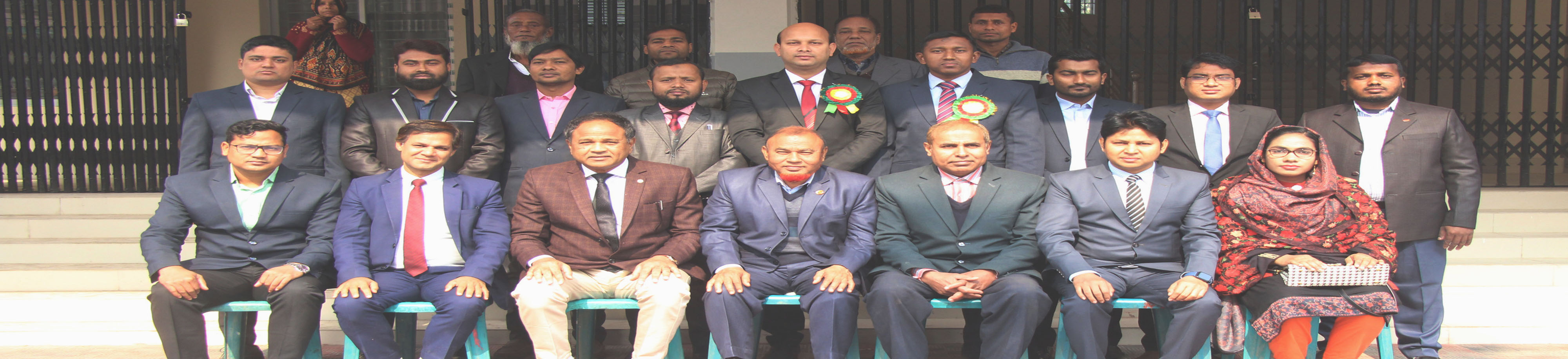 প্রধান শিক্ষক জনাব আ: জব্বার বসুনিয়া স্যারে সাথে তোলা শিক্ষকবৃন্দ