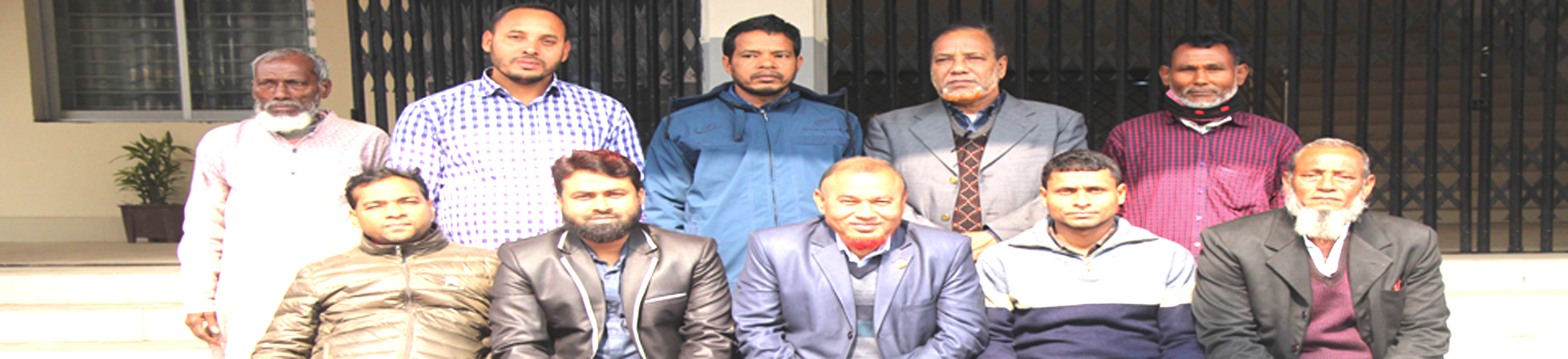 প্রধান শিক্ষক জনাব আ: জব্বার বসুনিয়া স্যারের সাথে তোলা কর্মচারীবৃন্দ