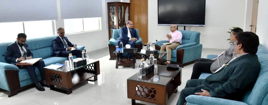 প্রধান উপদেষ্টার ডাক, টেলিযোগাযোগ ও তথ্যপ্রযুক্তি মন্ত্রণালয়ের দায়িত্বপ্রাপ্ত বিশেষ সহকারী ফয়েজ আহমদ তৈয়্যবের সাথে গতকাল সচিবালয়ে তার ডাক ও টেলিযোগাযোগ বিভাগের অফিসকক্ষে সাক্ষাৎ করেন পাকিস্তানের হাই কমিশনার ইমরান হায়দার।