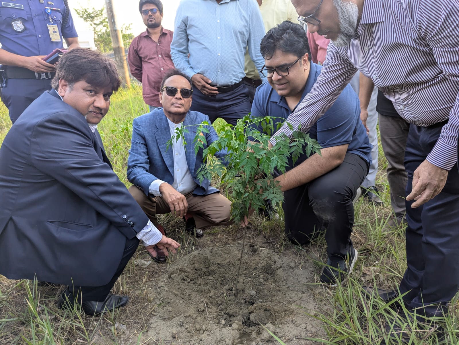 কক্সবাজার রেলওয়ে স্টেশন প্রাঙ্গণে মন্ত্রী এবং উপদেষ্টার গাছের চারা রোপণ