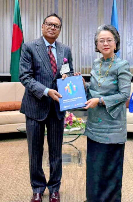 ব্যাংককে দ্বিপাক্ষিক বৈঠক শেষে জাতিসংঘের আন্ডার-সেক্রেটারি-জেনারেল এবং ESCAP-এর নির্বাহী সচিব মিস আর্মিদা সালসিয়াহ আলিসজাহবানা মন্ত্রী ফকির মাহবুব আনাম এর হাতে UNESCAP এর ৮২তম অধিবেশনের প্রকাশনা হস্তান্তর করেন।