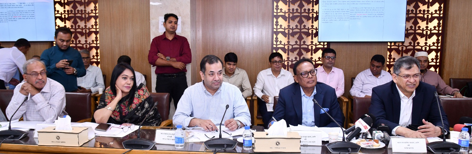 তথ্য ও সম্প্রচার মন্ত্রণালয়ের সম্মেলন কক্ষে সাইবার সুরক্ষা (সংশোধন) আইন, ২০২৬ এর খসড়া পর্যালোচনার নিমিত্তে প্রিন্ট ও ইলেকট্রনিক মিডিয়ার অংশীজনদের অংশগ্রহণে ২য় কনসালটেশন সভায় মন্ত্রী ফকির মাহবুব আনাম, এমপি।