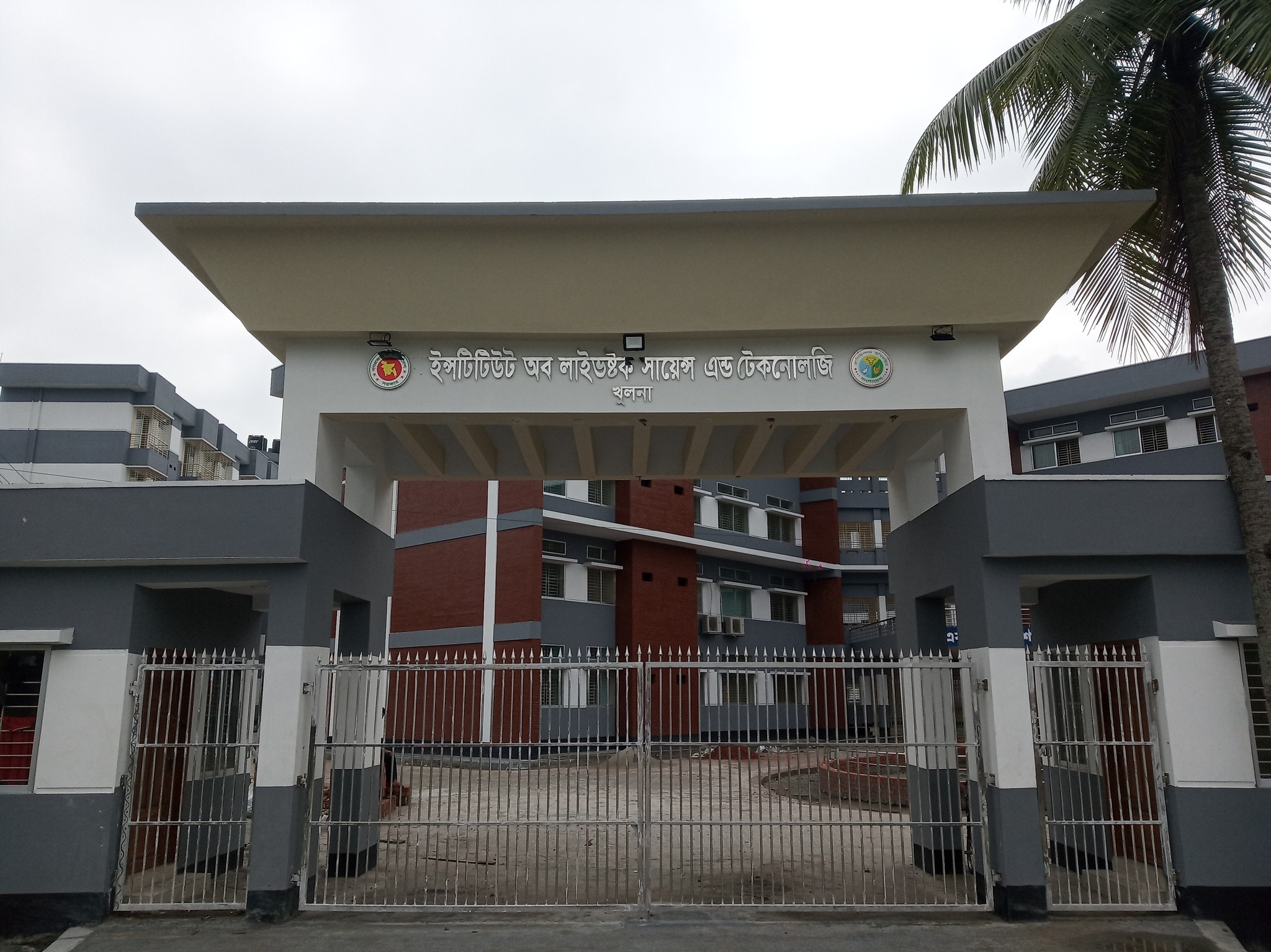 ক্যাম্পাসের ভবনের ছবিসমূহ