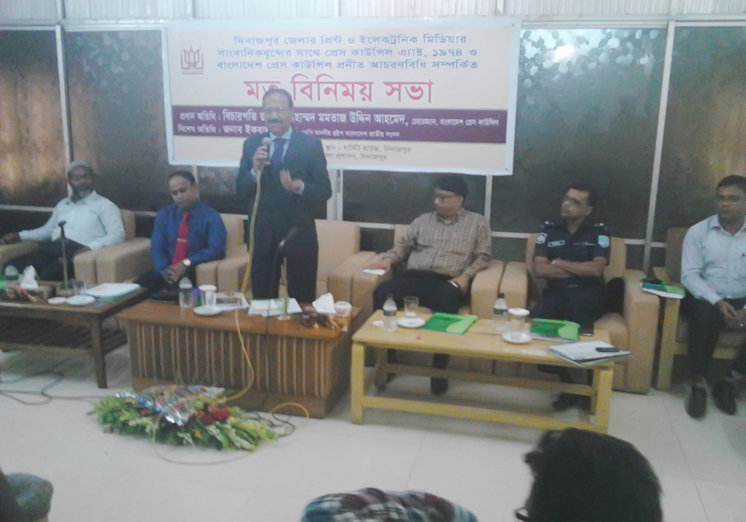 সাংবাদিকদের সাথে মত বিনিময় সভায় বক্তব্য রাখছেন প্রেস কাউন্সিলের চেয়ারম্যান বিচারপতি মমতাজ উদ্দিন আহমেদ ২৩-মে-২০১৫
