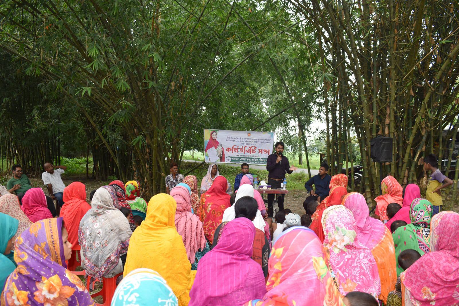 জলঢাকা উপজেলার কাঠালী ইউনিয়নের মোছা: রিতা বেগম ( ইউপি সদস্য ১,২,৩ নং ওয়ার্ড) এর উঠানে জেলা তথ্য অফিস নীলফামারী এর আয়োজনে "কমিউনিটি সভা "