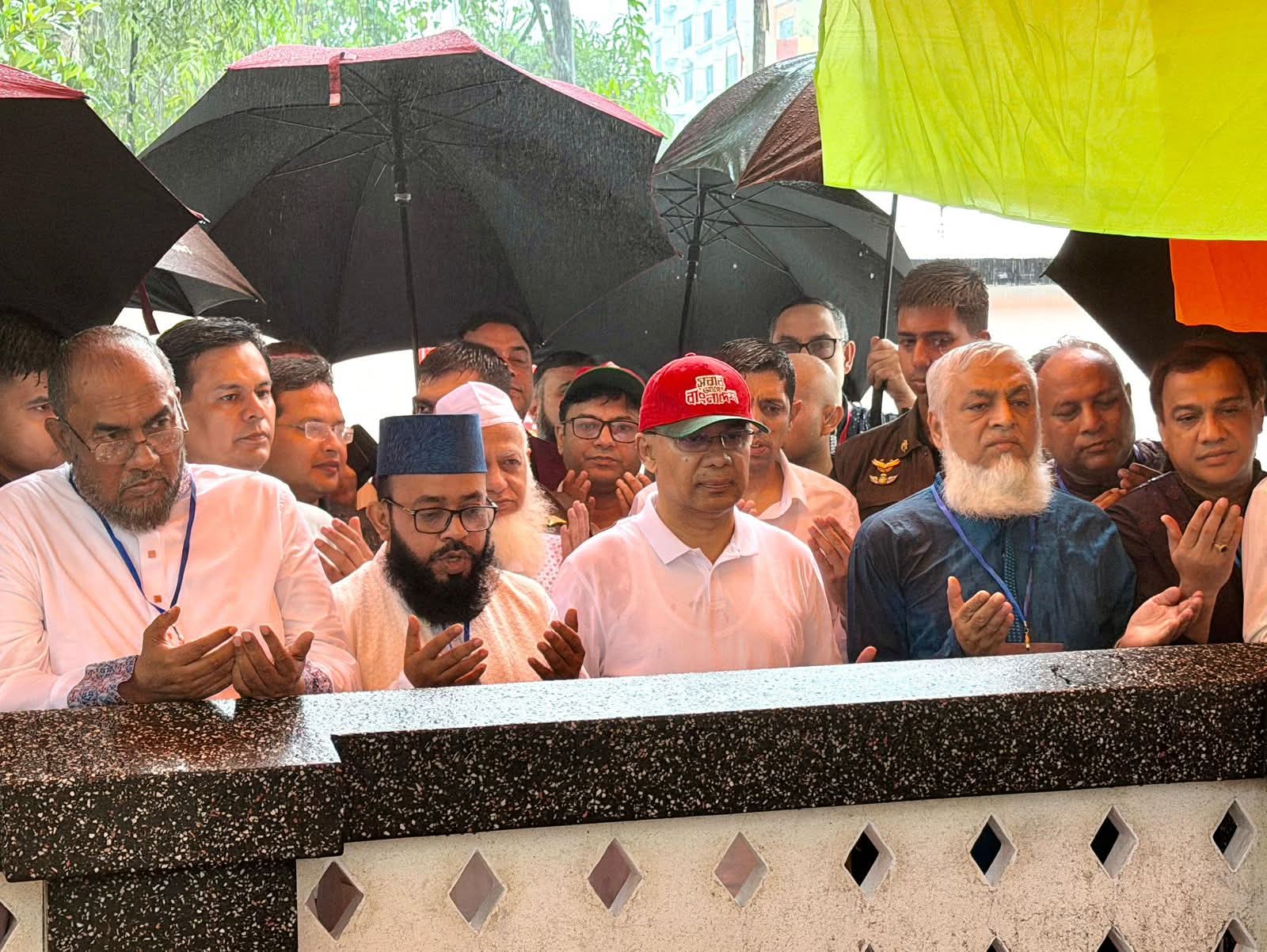 মাননীয় প্রধানমন্ত্রী সিলেট হযরত শাহ জালাল রহ. এর মাজার জিয়ারত করেন ০২ মে ২০২৬ তারিখ, মোনাজাত পরিচালনা করেন, ড. সৈয়দ শাহ এমরান, পরিচালক, ইসলামিক ফাউন্ডেশন, সিলেট।