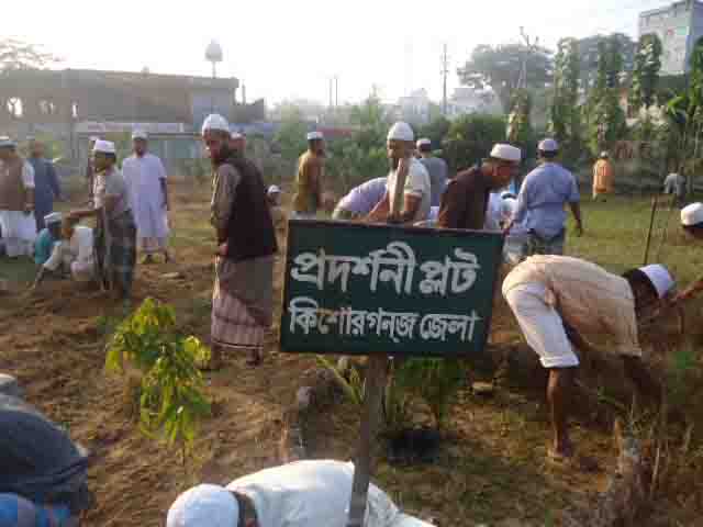 প্রশিক্ষণাখীদের ইমামদের কৃষি বিষয়ক ব্যবহারিক প্লট প্রস্তুত।
