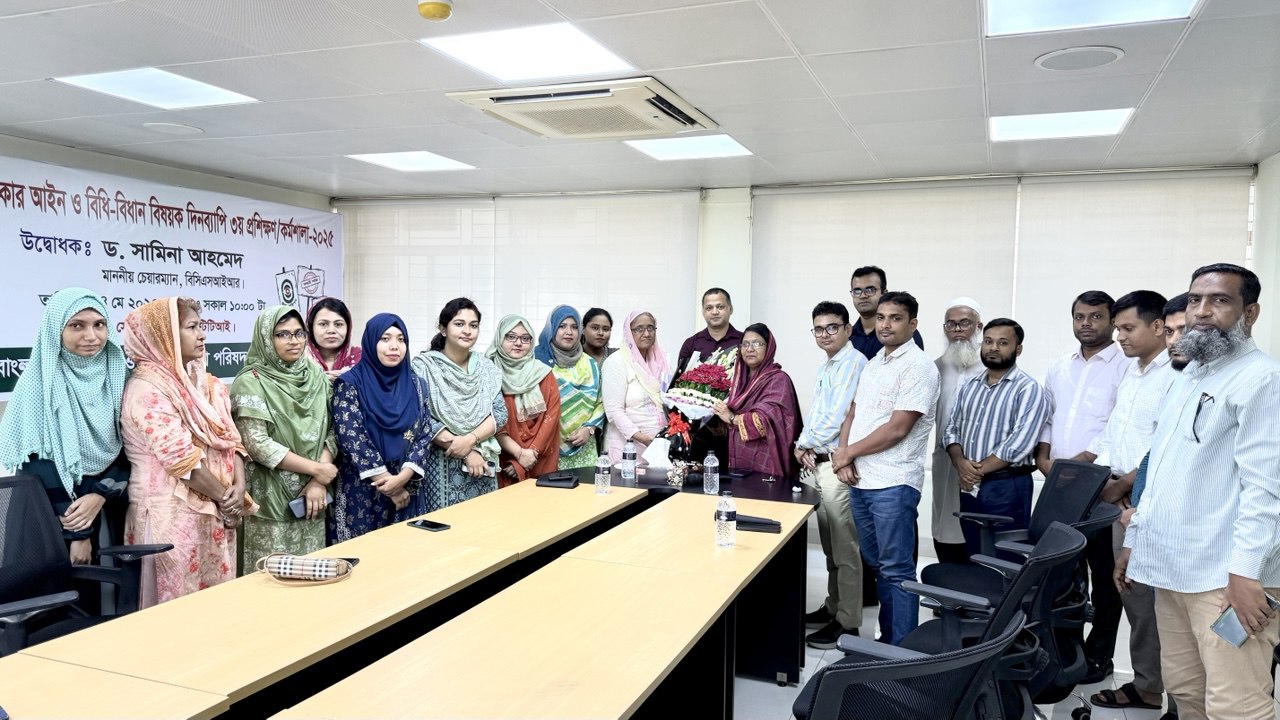 আইটিটিআই এর নবনিযুক্ত পরিচালক (অতিরিক্ত দায়িত্ব) সালমা আহমেদ কে ফুলেল শুভেচ্ছা দিয়ে বরণ করে নিচ্ছে আইটিটিআই এর কর্মকর্তা, কর্মচারীবৃন্দ