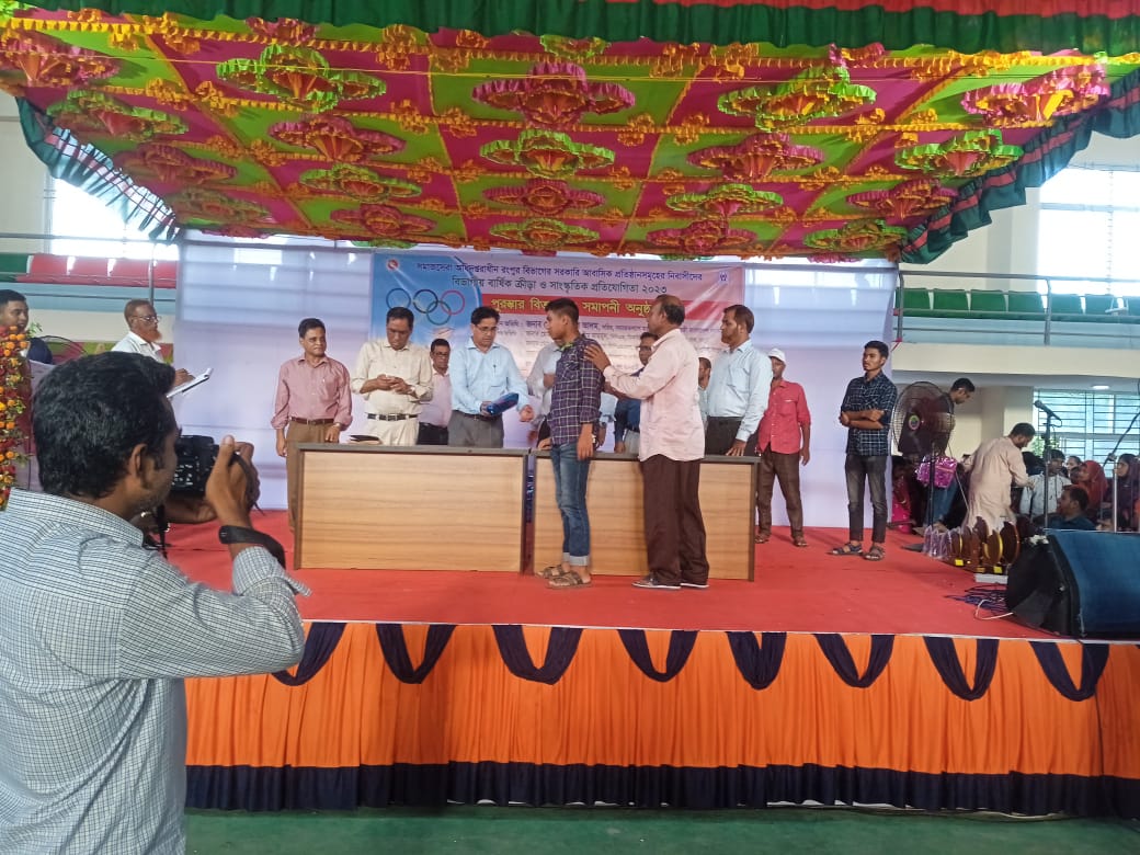 প্রতিষ্ঠানে বার্ষিক ক্রীড়া প্রতিযোগিতায় পুরস্কার গ্রহণের ছবি