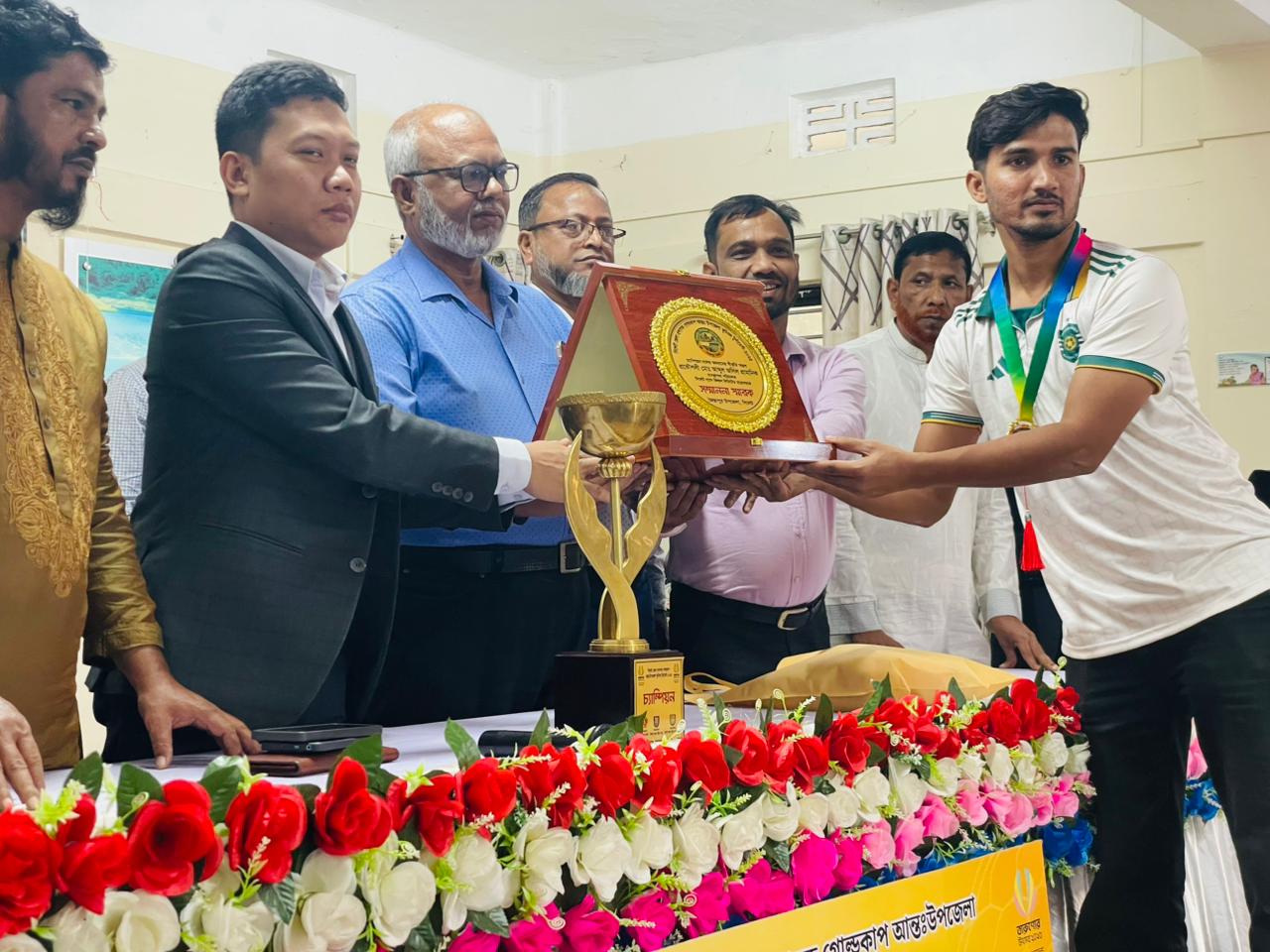 জেলা প্রশাসক গোল্ডকাপ টুর্নামেন্ট ২০২৫ সালের বিজয়ী দল জৈন্তাপুর ফুটবল দলকে সংবর্ধনা অনুষ্ঠান