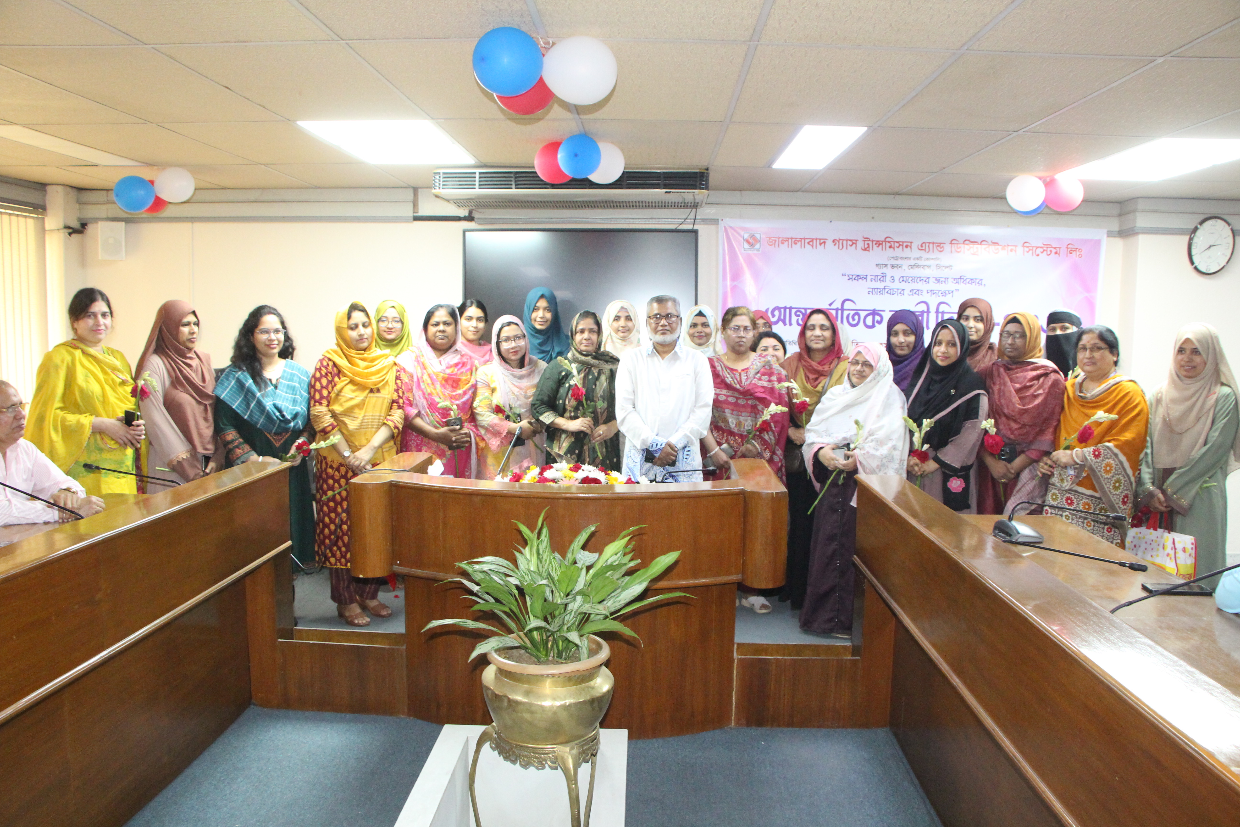 ৮ মার্চ, ২০২৬ আন্তর্জাতিক নারী দিবস উপলক্ষে ত্রীড়া ও সাংস্কৃতিক পরিষদ (ত্রীসাপ) আয়োজিত অনুষ্ঠানে কোম্পানির ব্যবস্থাপনা পরিচালক জনাব মোঃ আতিকুর রহমানের সঙ্গে জালালাবাদ গ্যাস টি অ্যান্ড ডি সিস্টেম লিমিটেডের নারী কর্মকর্তাবৃন্দ।