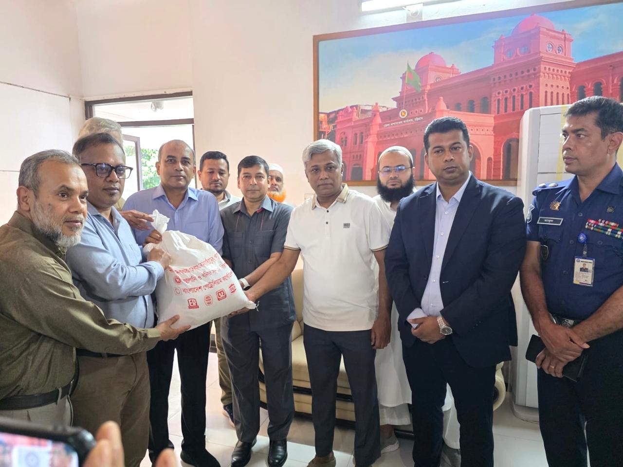 বিপিসি’র অঙ্গ প্রতিষ্ঠানদের বন্যার্তদের জন্য ত্রাণ সামগ্রী বিতরণ