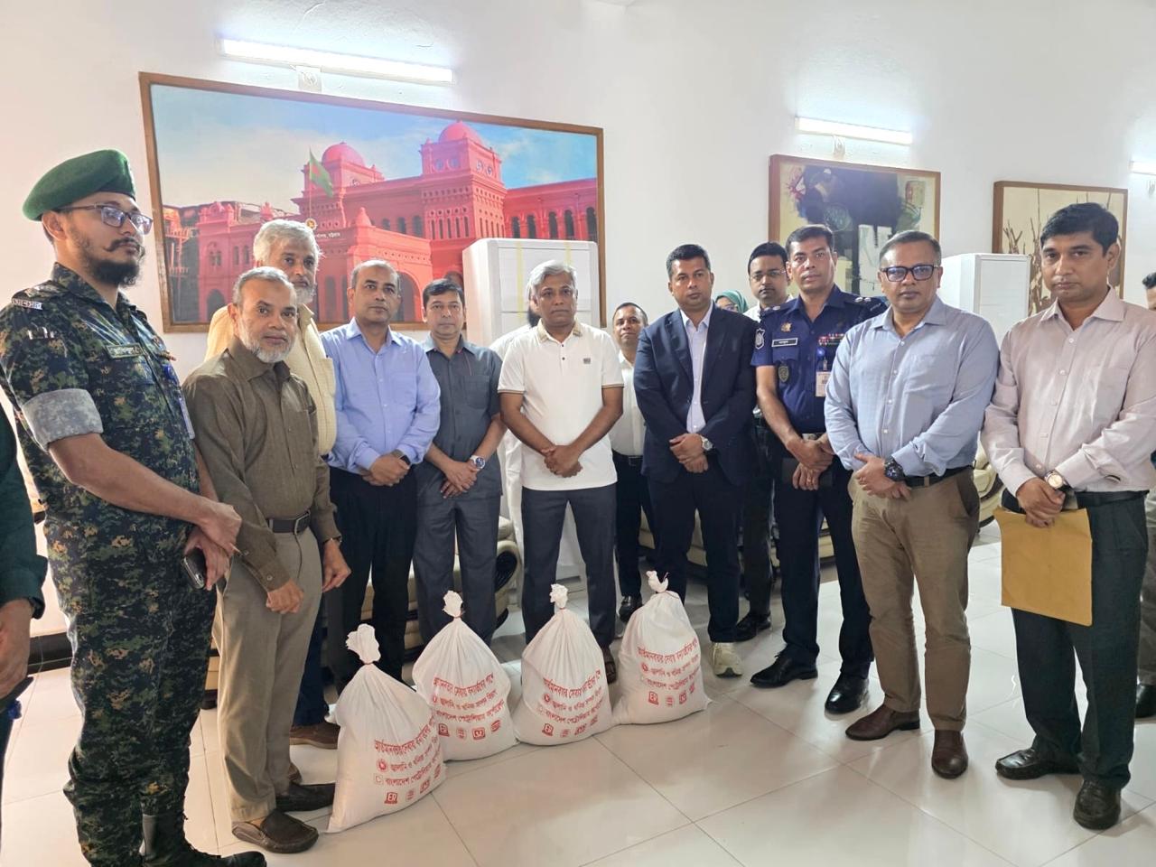বিপিসি’র অঙ্গ প্রতিষ্ঠান দের বন্যার্তদের জন্য ত্রাণ সামগ্রী বিতরণ