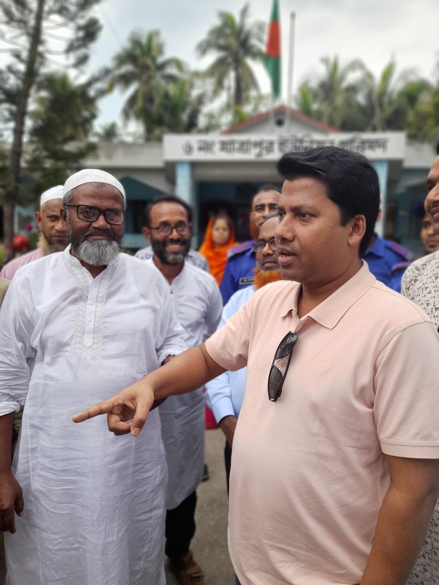 এনআইএলজি কতৃক আয়োজিত পারস্পরিক শিখন এ যাত্রাপুর ইউনিয়ন পরিষদে মেহমান হিসেবে উপস্থিত ছিলেন এন আই এল জি এর উপসচিব মনিরুজ্জামান হক , প্রশাসন। ৬ নং যাত্রাপুর ইউনিয়নের চেয়াম্যান জনাব বেগ ইমদাদুল হক বাচ্চু এবং বিভিন্ন ইউনিয়ন পরিষদের সম্মানিত ইউপি সচিব বৃন্দ।