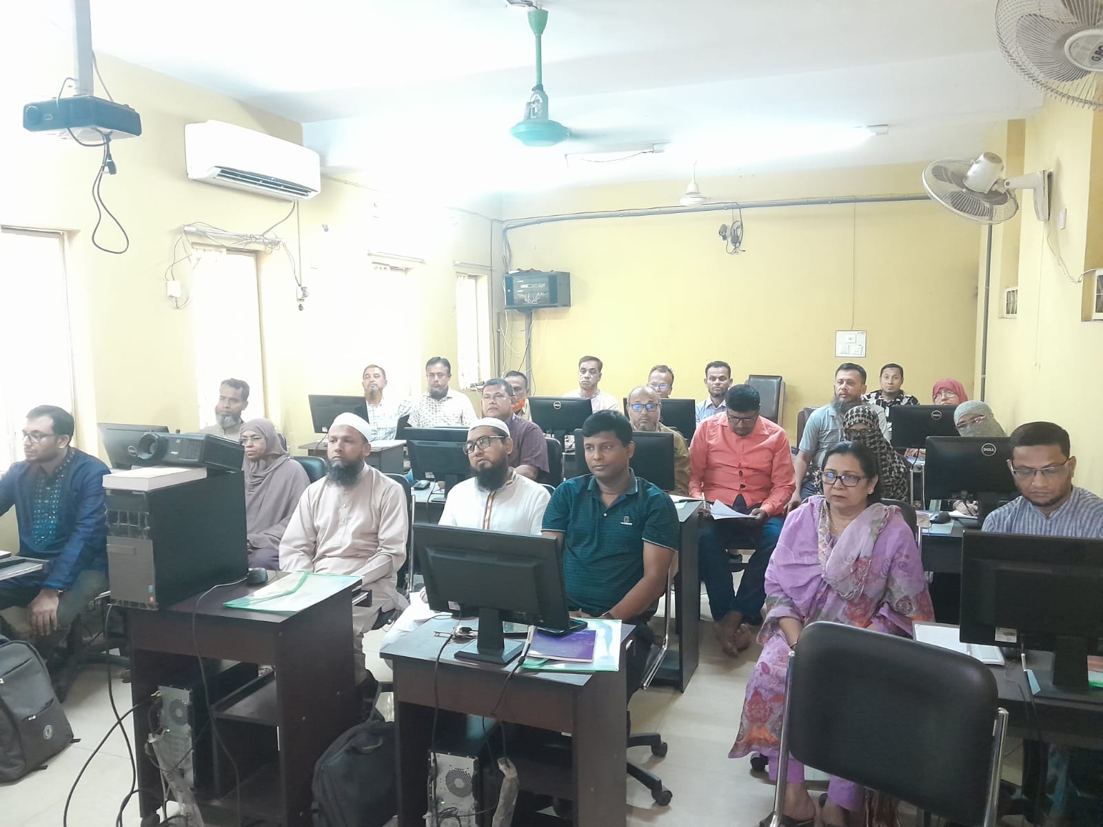 বোর্ডের ইনহাউজ ট্রেনিং-এ অংশগ্রহণকারী প্রশিক্ষণার্থীবৃন্দ