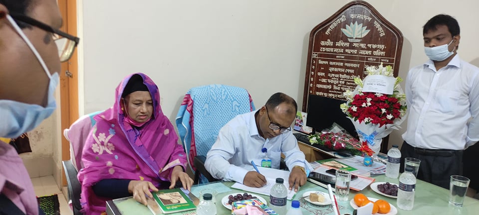 পরিদর্শন বহিতে স্বাক্ষর। 