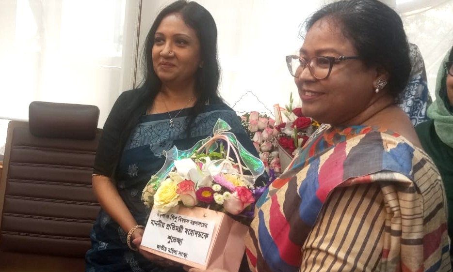 মাননীয় প্রতিমন্ত্রী মহোদয়কে ফুলেল শুভেচ্ছা জানান সংস্থার নির্বাহী পরিচালক মহোদয়