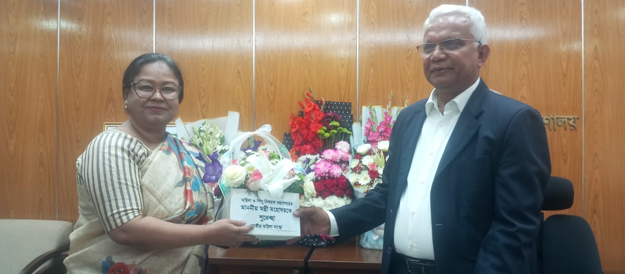 মাননীয় মন্ত্রী মহোদয়কে ফুলেল শুভেচ্ছা জানান সংস্থার নির্বাহী পরিচালক মহোদয়