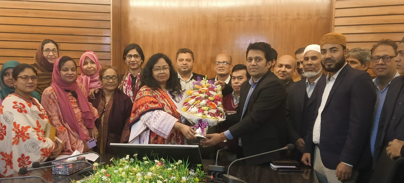 ড. ফারহানা আইরিছ (যুগ্মসচিব), পরিচালক মহোদয়কে নির্বাহী পরিচালকের অতিরিক্ত দায়িত্ব দেওয়ায় সংস্থার পক্ষ্য হতে ফুলেল শুভেচ্ছা