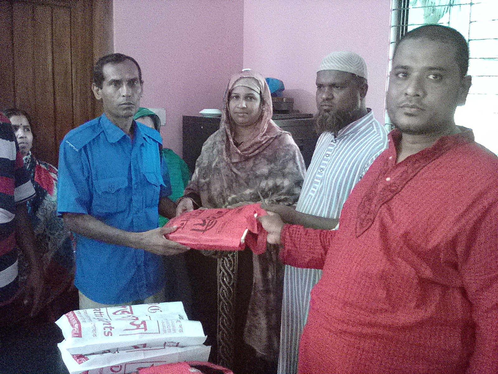 ইউনিয়ন পরিষদে ঈদের সময় চেয়ারম্যা্ন মহোদয় বস্ত্র বিতরণ করছেন
