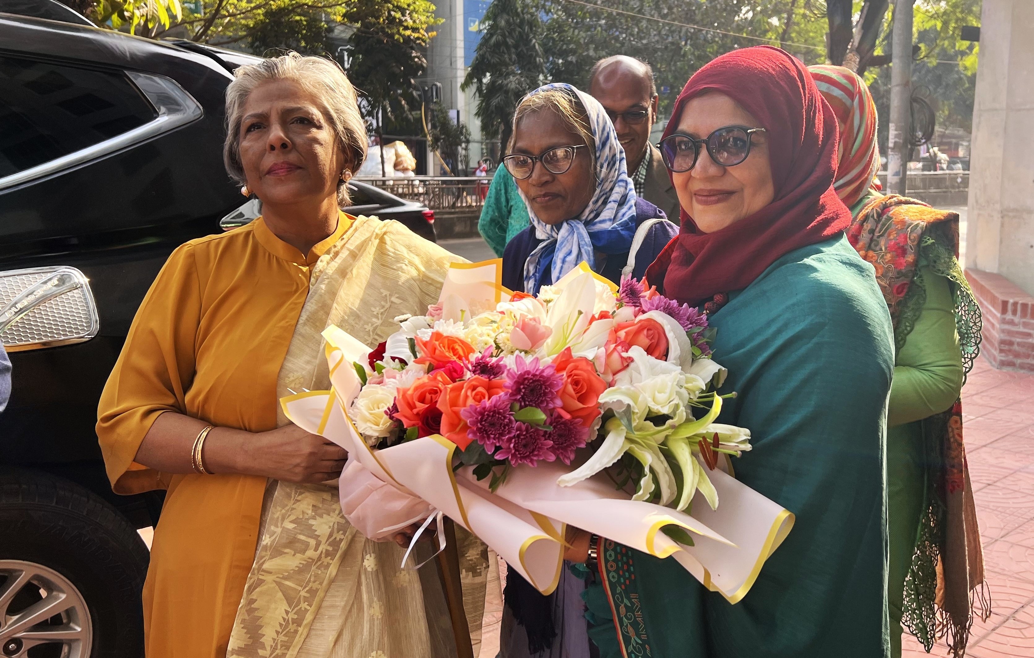 জয়িতা বিজয় মেলায় ২০২৫ উপলক্ষে মহিলা ও শিশু বিষয়ক মন্ত্রনালয়ের মাননীয় উপদেষ্টা জনাব শারমীন এস মুরশিদ মহদয় কে জয়িতা ফাউন্ডেশনের ব্যবস্থাপনা পরিচালক মহোদয় কর্তৃক ফুল দিয়ে শুভেচ্ছা।