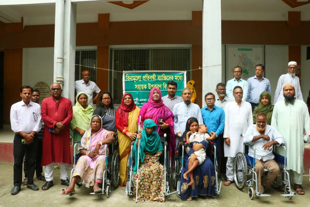 জেলা প্রশাসক মহোদয়ের মাধ্যমে প্রতিবন্ধী ব্যক্তিদের মাঝে বিনামূল্যে সহায়ক উপকরণ বিতরণ