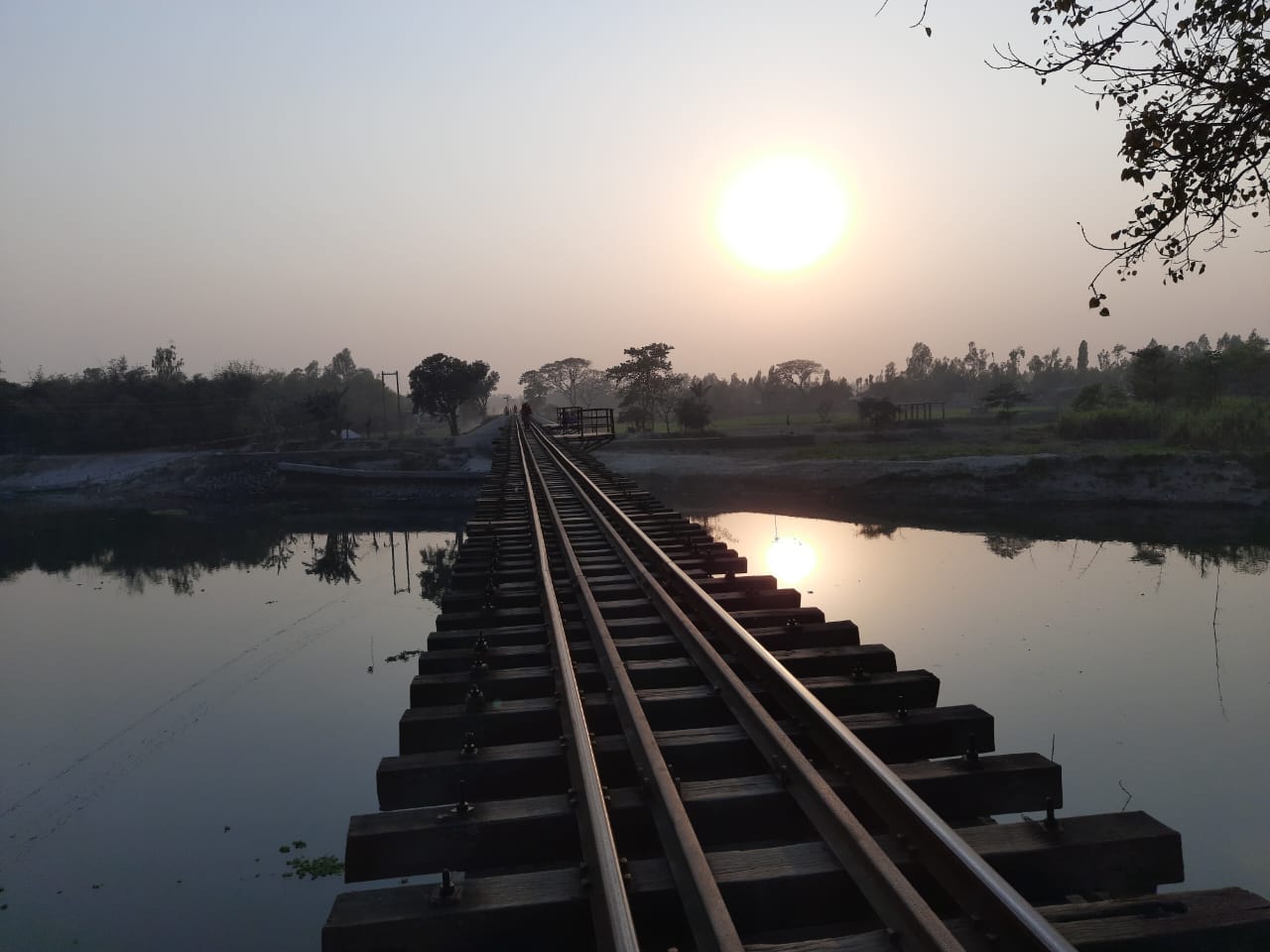 কচুয়া ইউনিয়ন এর সাথে লাগানো বাঙ্গালী নদির উপর দিয়ে দেওয়ালতলা রেল ব্রিজ।
