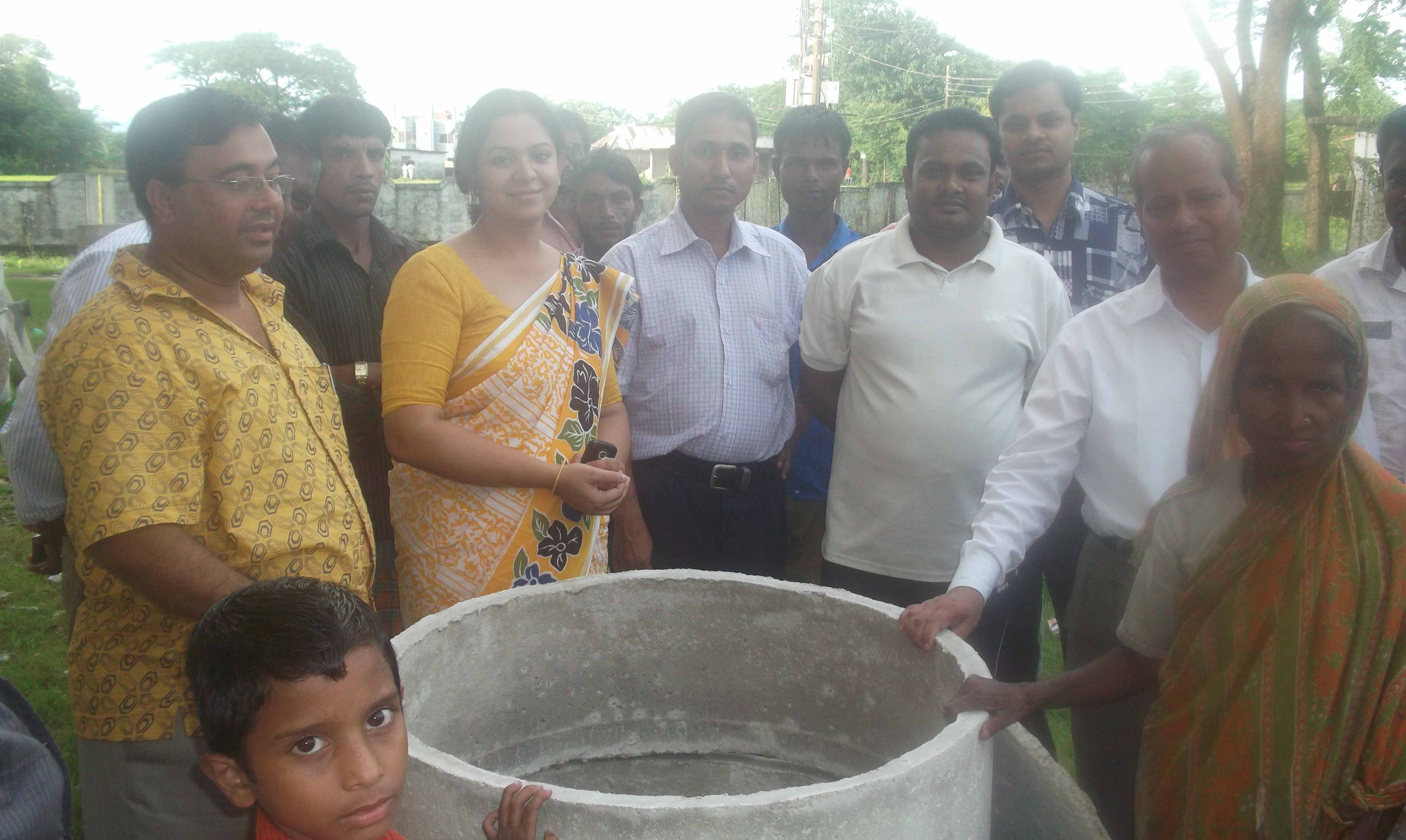 রিং লেট্রিন বিতরণ করছেন বিভাগীয় কমিশনার (সার্ক) গৌতম স্যার