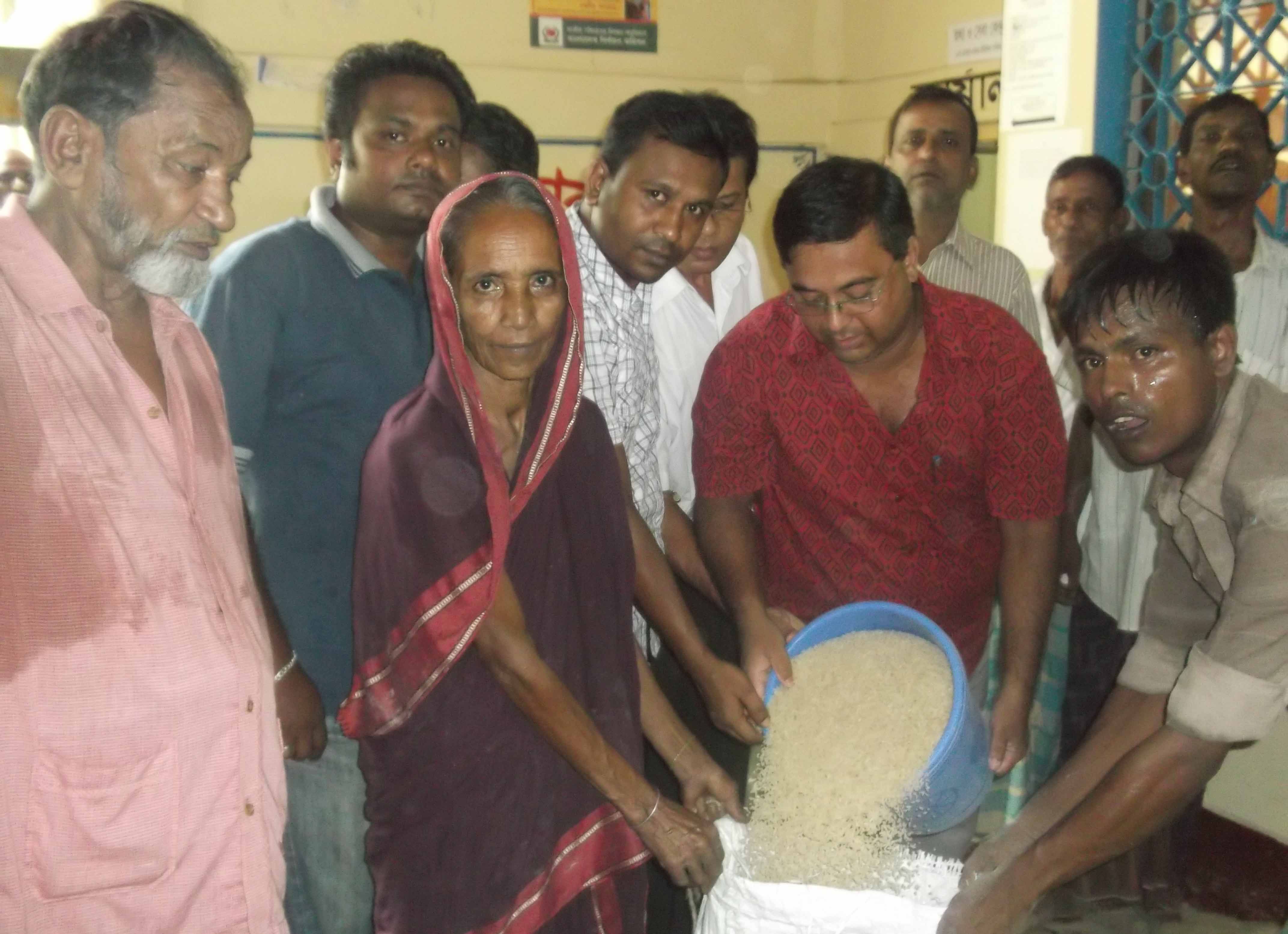 ঈদুল আযহা উপলক্ষে চাল বিরণ করছেন কামাল বাজার ইউনিয়ন এর প্রশাসক জনাব চন্দন দত্ত
